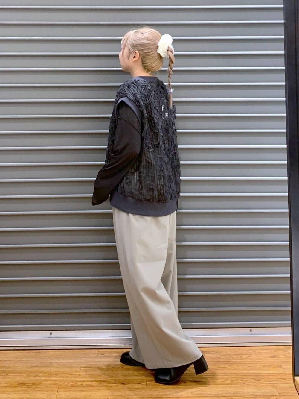 ベージュ系のスラックス、ブラック系のその他シューズ、ブラック系のボストンバッグを着用したレディースの秋コーディネートの3枚目の写真