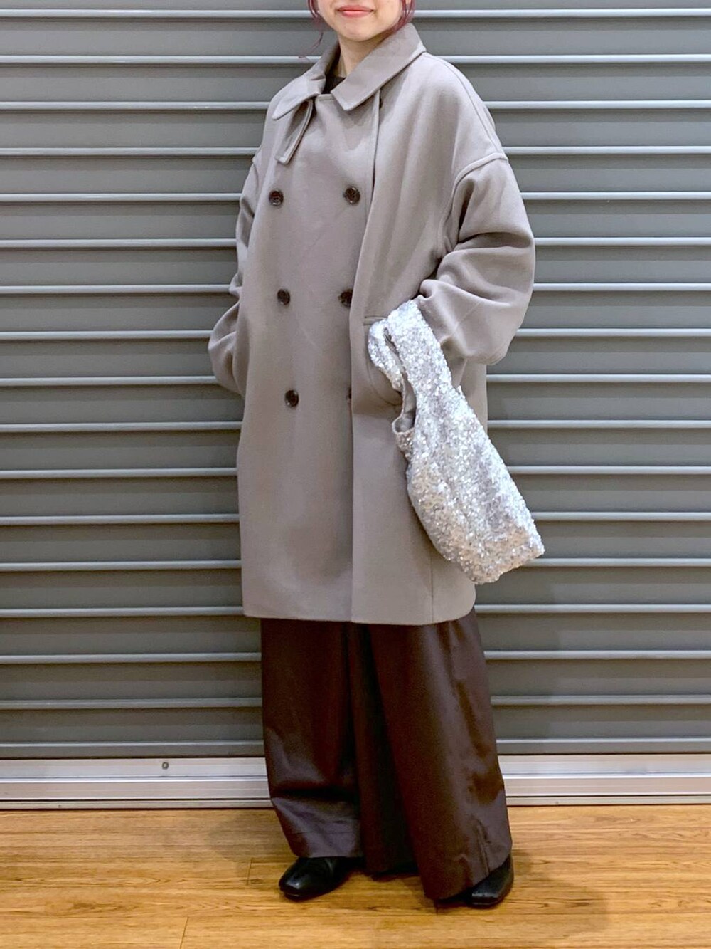 ブラウン系のその他アウター、ブラック系のブーツ、グレー系のその他パンツを着用したレディースの秋コーディネートの5枚目の写真