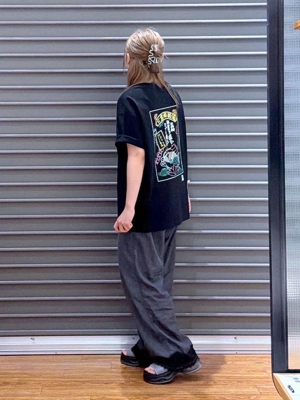 グレー系のサンダル、その他のボディバッグ/ウエストポーチ、ブラック系のTシャツ/カットソーを着用したレディースの夏コーディネートの3枚目の写真