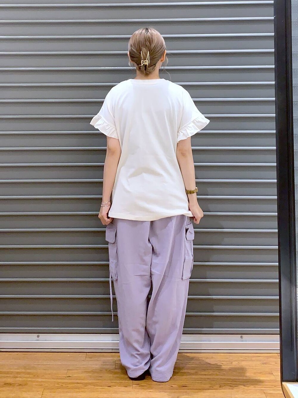 ホワイト系のTシャツ/カットソー、ホワイト系のサンダル、パープル系のカーゴパンツを着用したレディースの夏コーディネートの2枚目の写真