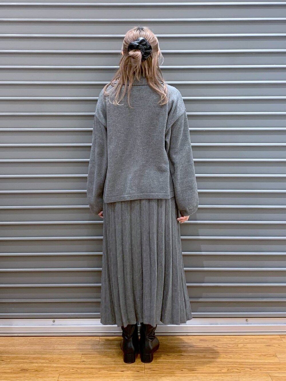 グレー系のその他アウター、ブラック系のブーツ、グレー系のワンピースを着用したレディースの冬コーディネートの3枚目の写真