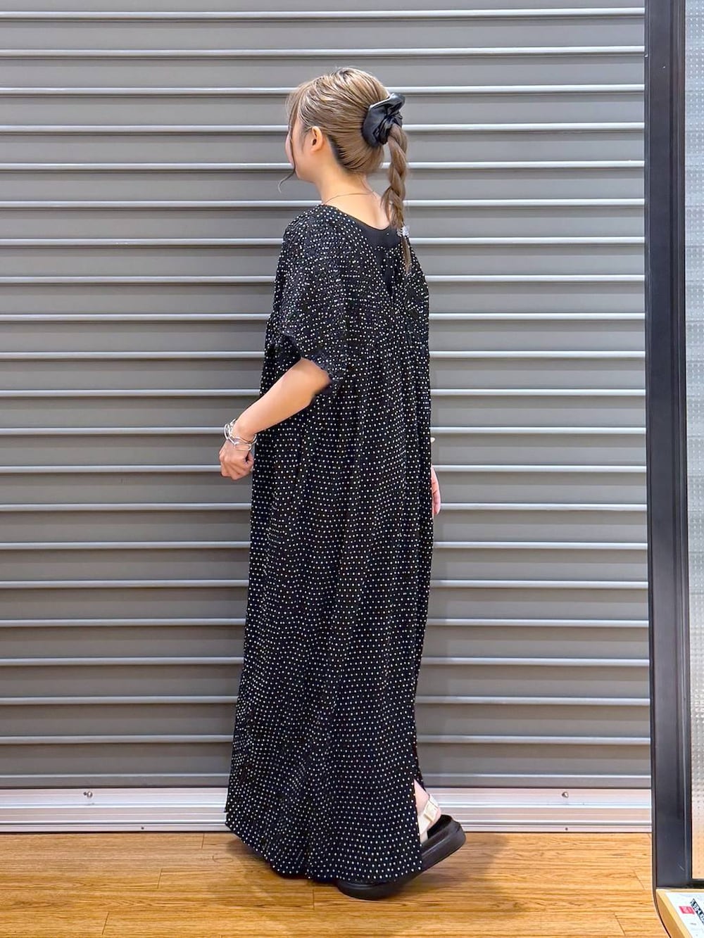ブラック系のショルダーバッグ、ホワイト系のサンダル、ブラック系のタンクトップを着用したレディースの夏コーディネートの3枚目の写真