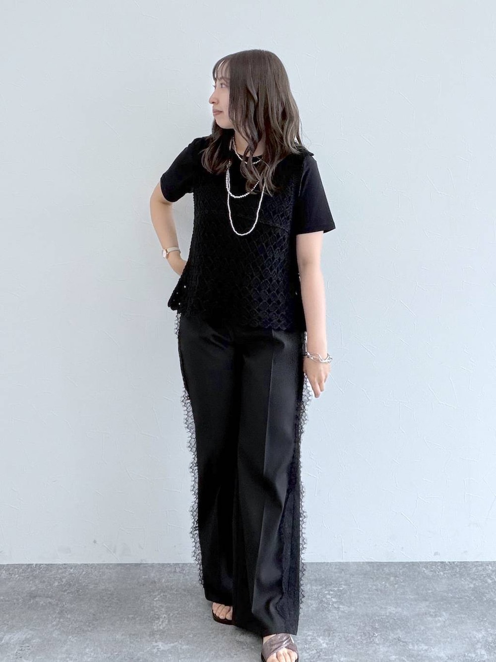 ブラック系のTシャツ/カットソー、ブラック系のベスト、その他のサンダルを着用したレディースの夏コーディネートの6枚目の写真