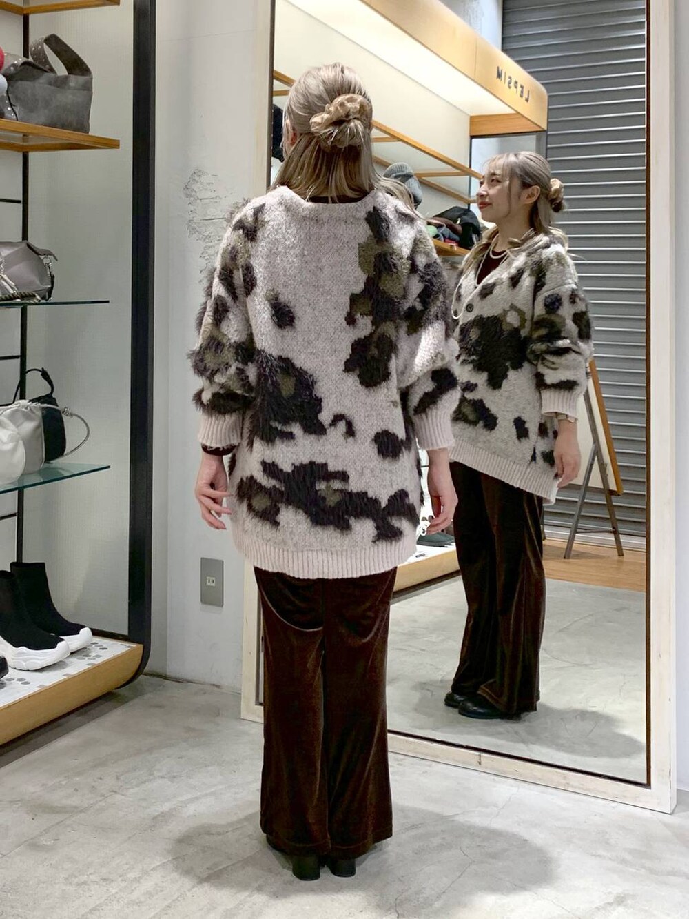 ブラック系のショルダーバッグ、ブラウン系のその他パンツ、ブラック系のブーツを着用したレディースの冬コーディネートの2枚目の写真