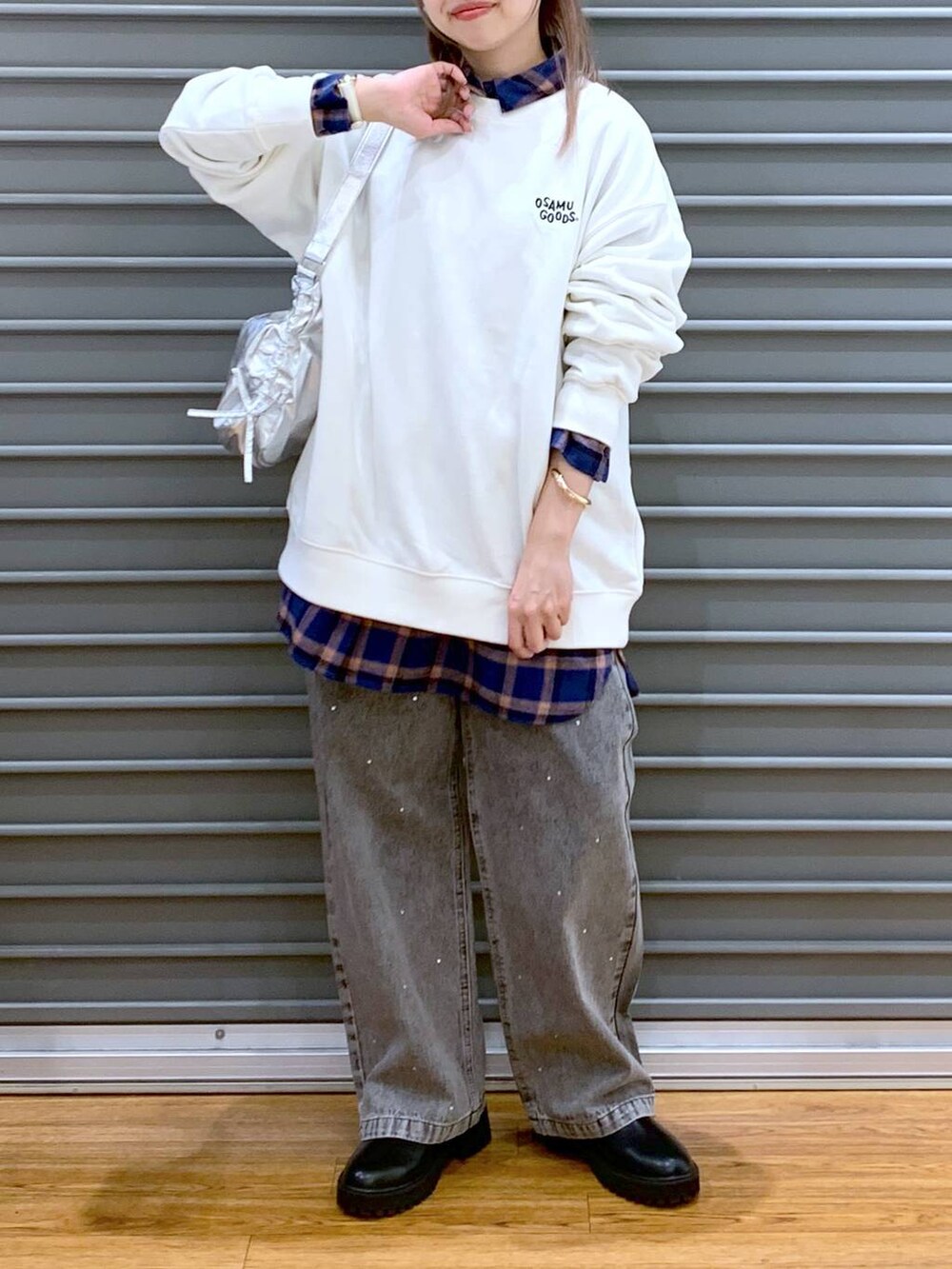 ブラック系のブーツ、グレー系のショルダーバッグ、ホワイト系のスウェットを着用したレディースの冬コーディネートの3枚目の写真