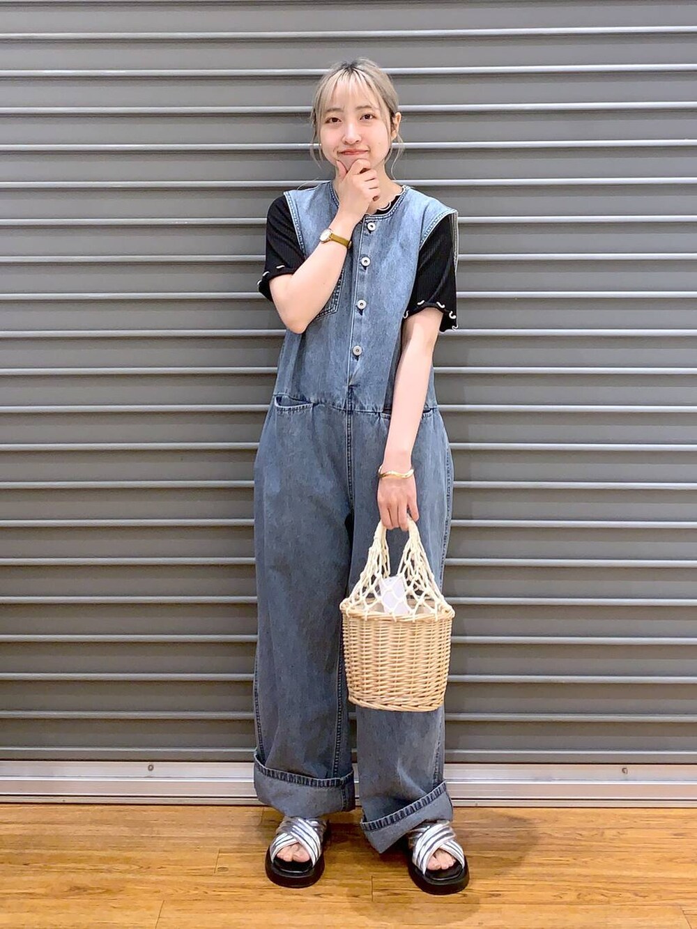 「低身長、旅行、女子会、カジュアル、きれいめ、休日コーデ、楽ちんコーデ、きれいめカジュアル_LEPSIM、体型カバー、ラフ、LEPSIM、着痩せ・細見え、ゆったり、サロペット、夏コーデ」｜「LEPSIMのウィローマクラメコンビバッグ　112998（かごバッグ、ホワイト系）」を使った、daharalepsimさん（レディース・151cm）の春コーディネートの7枚目の写真