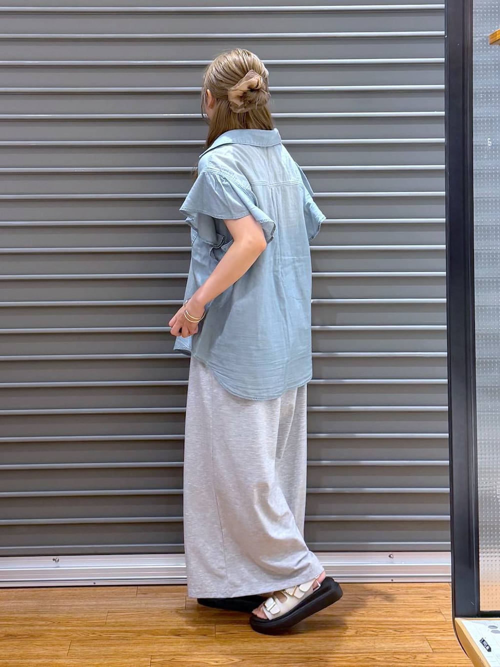 グレー系のその他パンツ、ブラック系のショルダーバッグ、ホワイト系のサンダルを着用したレディースの夏コーディネートの3枚目の写真