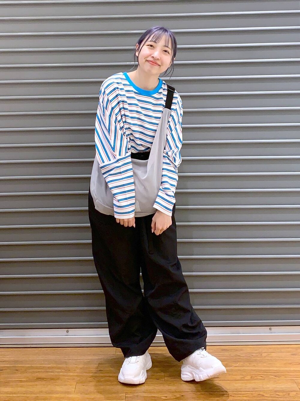 ホワイト系のスニーカー、ベージュ系のショルダーバッグ、ホワイト系のTシャツ/カットソーを着用したレディースの春コーディネートの3枚目の写真