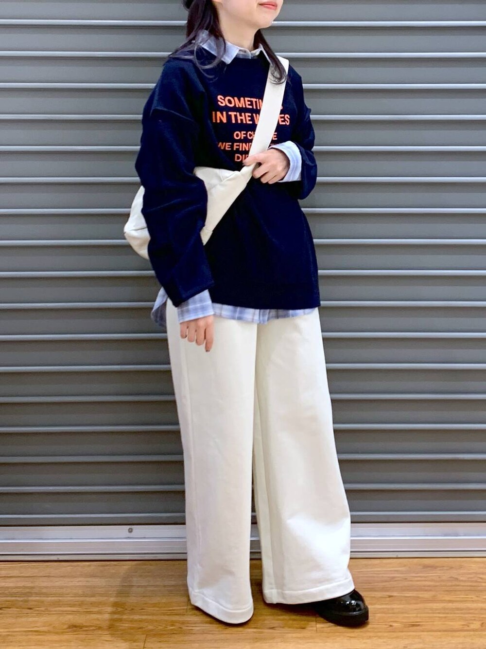 ブルー系のシャツ/ブラウス、ブラック系のローファー、ブルー系のニット/セーターを着用したレディースの春コーディネートの5枚目の写真