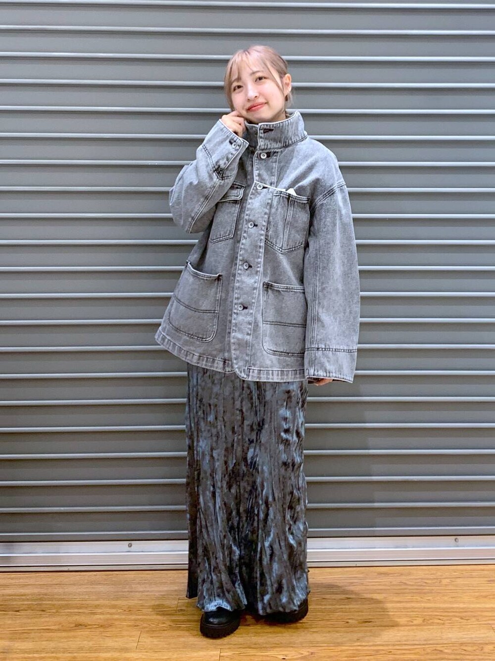 ブラック系のブーツ、グレー系のデニムジャケット、ブラック系のボストンバッグを着用したレディースの秋コーディネートの6枚目の写真