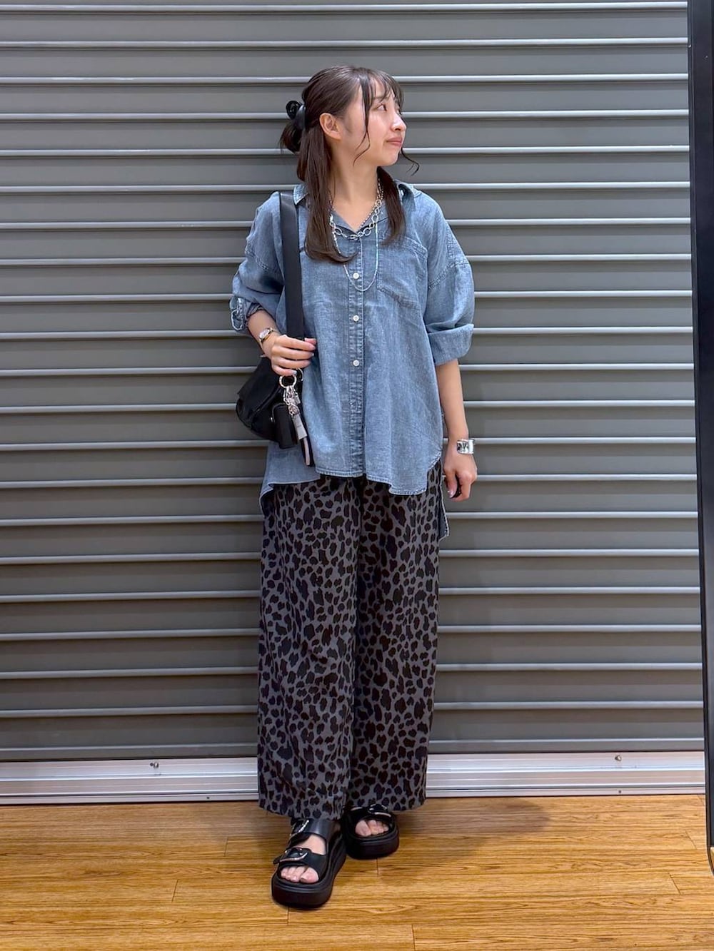 グレー系のその他パンツ、ブラック系のショルダーバッグ、ブラック系のサンダルを着用したレディースの夏コーディネートの4枚目の写真