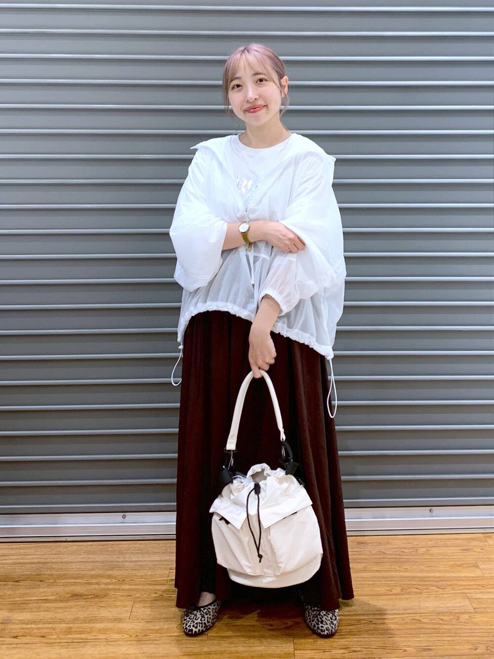 ホワイト系のショルダーバッグ、ブラウン系のスカート、その他のバレエシューズを着用したレディースの秋コーディネートの6枚目の写真