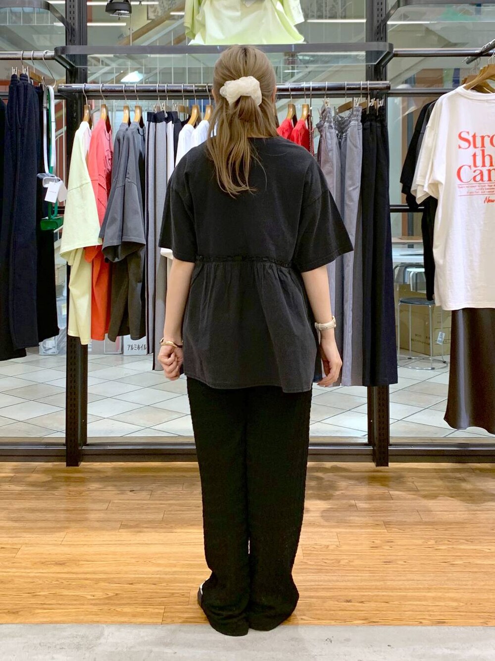 ホワイト系のサンダル、シルバー系のショルダーバッグ、ブラック系のその他パンツを着用したレディースの春コーディネートの2枚目の写真