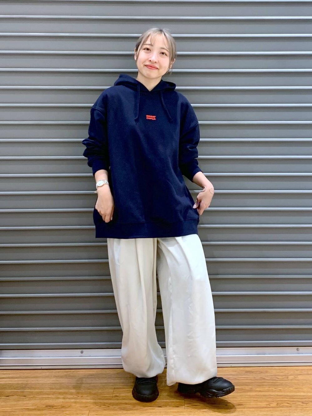 ブラック系のスニーカー、ホワイト系のその他パンツ、ホワイト系のトートバッグを着用したレディースの冬コーディネートの5枚目の写真