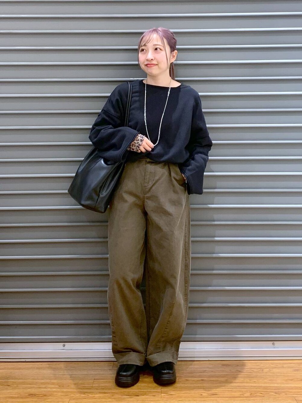 ブラック系のその他トップス、ブラック系のTシャツ/カットソー、ブラック系のブーツを着用したレディースの冬コーディネートの6枚目の写真