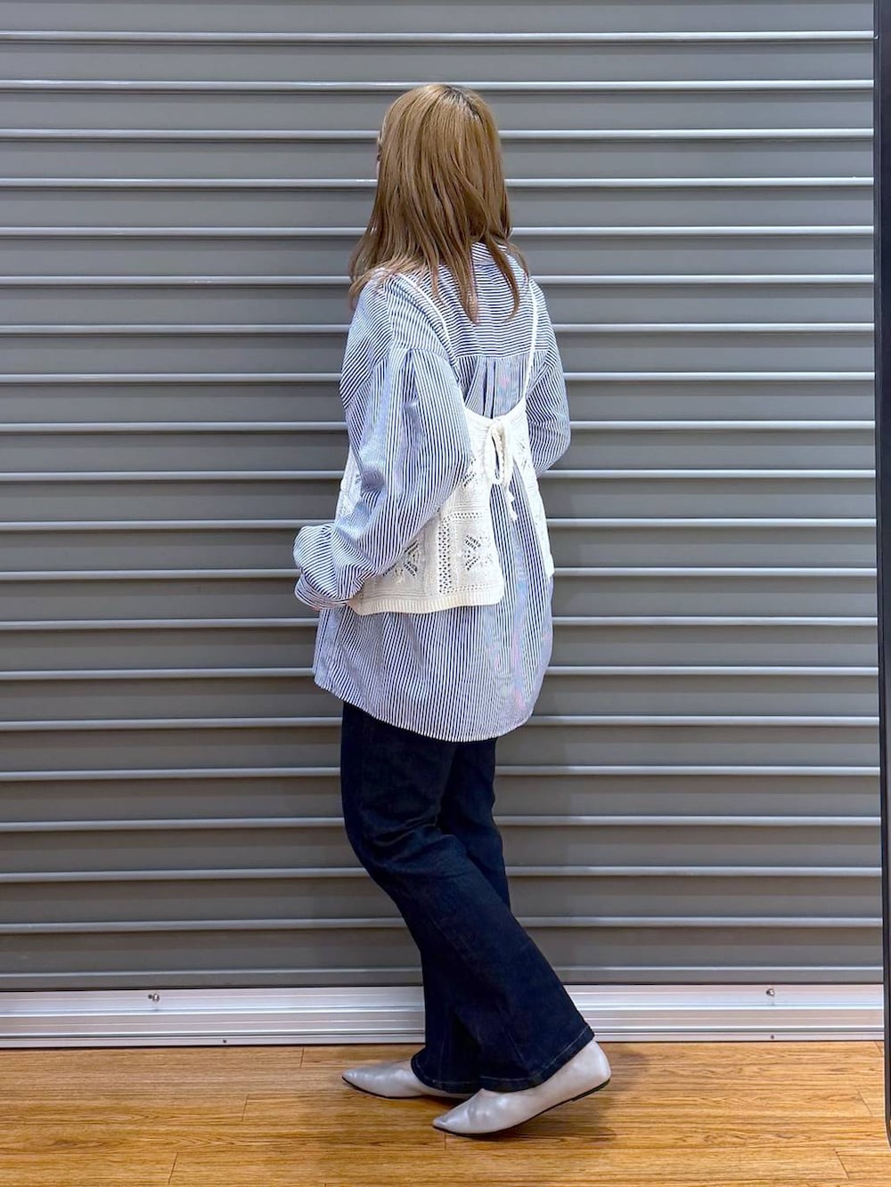 ブルー系のシャツ/ブラウス、ブルー系のデニムパンツ、ホワイト系のキャミソールを着用したレディースの春コーディネートの3枚目の写真