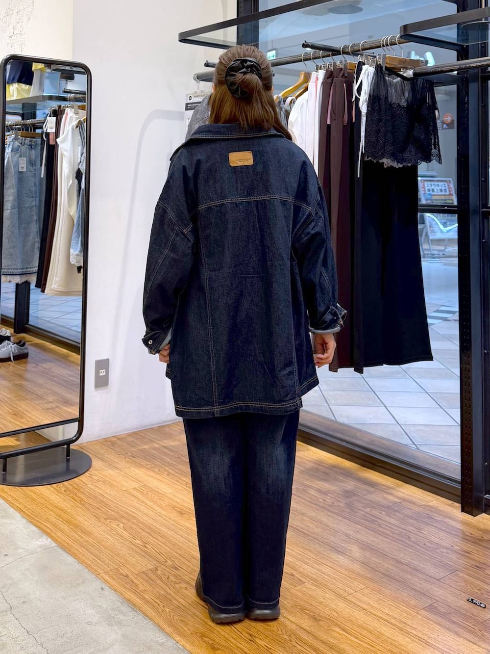 ブルー系のシャツ/ブラウス、ブラック系のローファー、ホワイト系のTシャツ/カットソーを着用したレディースの秋コーディネートの2枚目の写真
