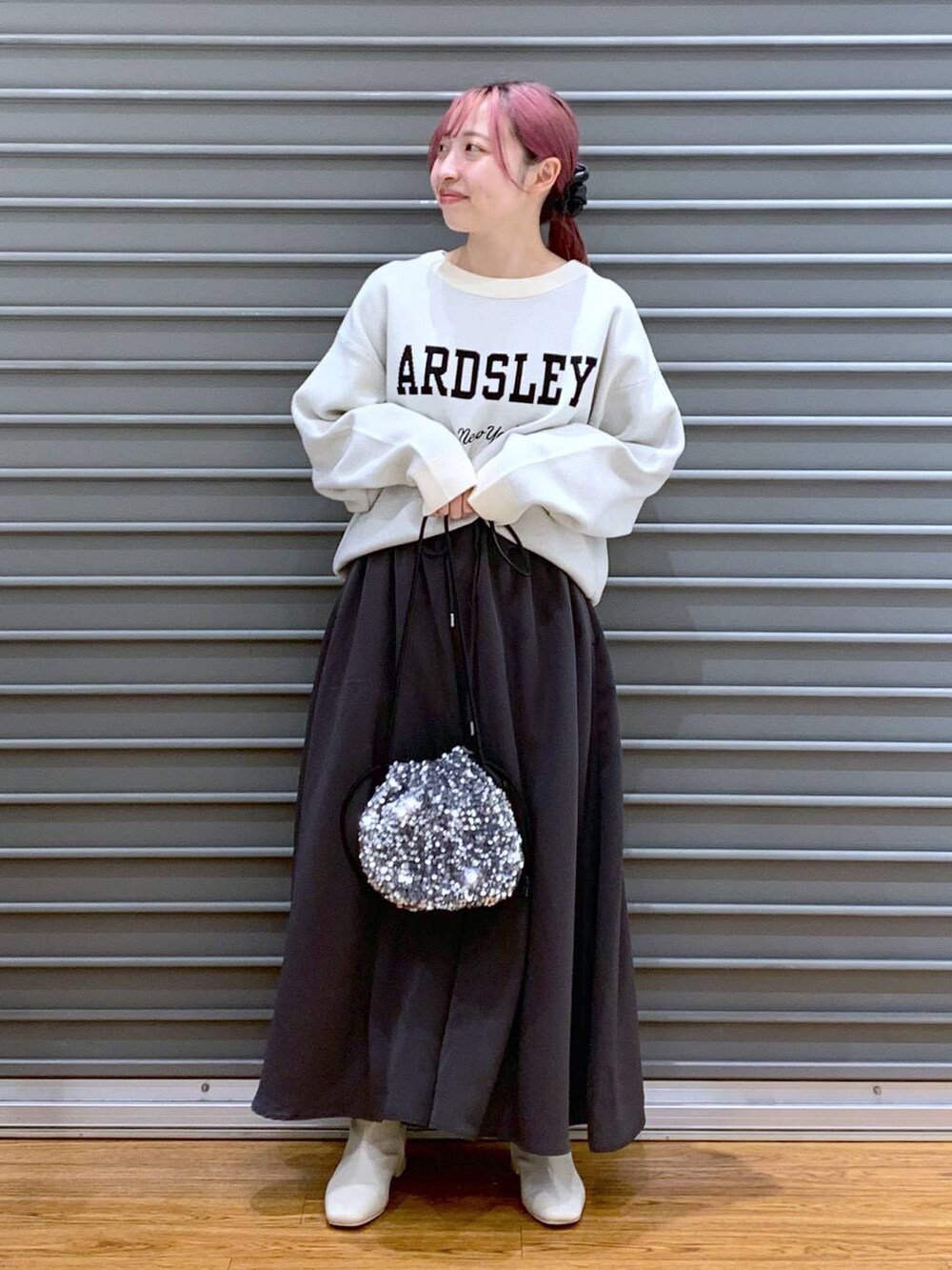 シルバー系のショルダーバッグ、グレー系のその他パンツ、ホワイト系のニット/セーターを着用したレディースの冬コーディネートの3枚目の写真