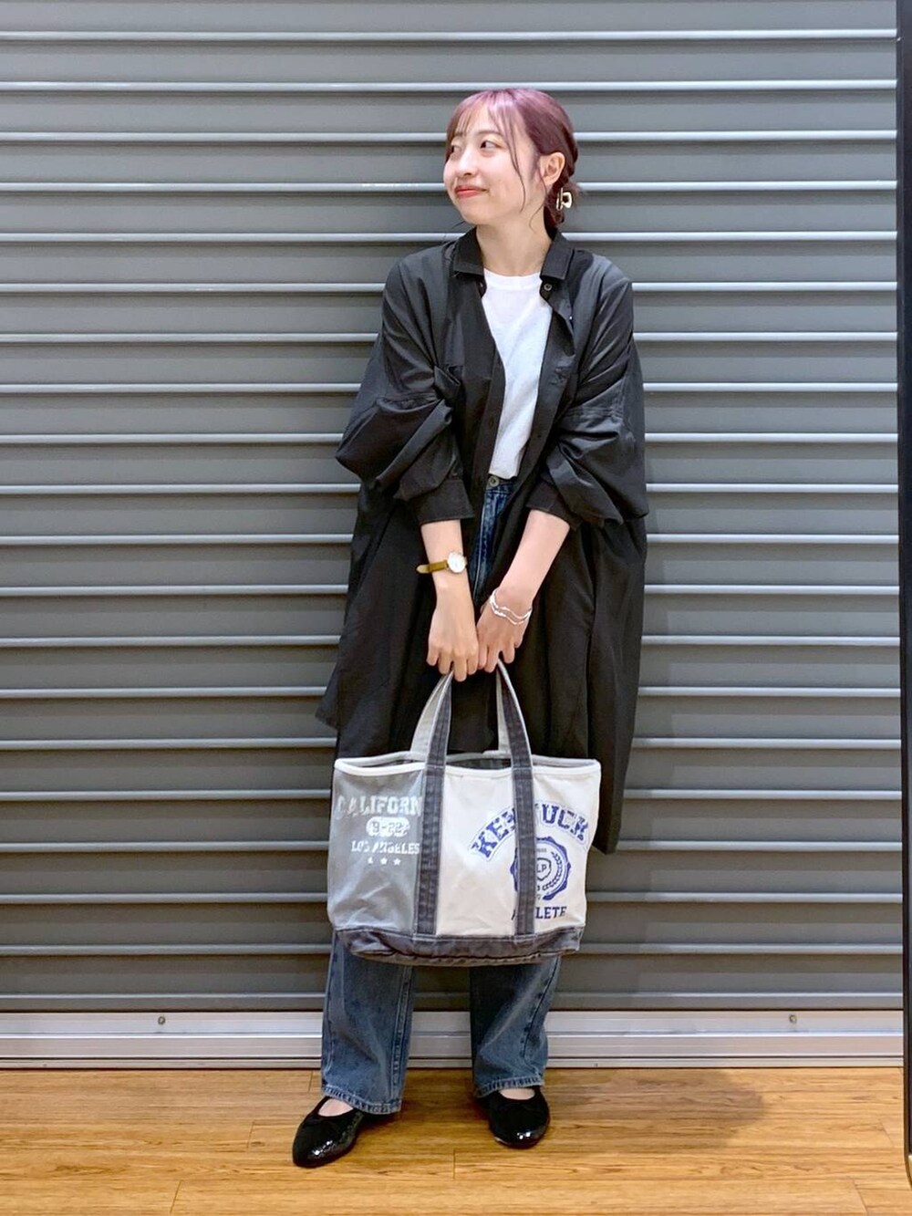 ホワイト系のTシャツ/カットソー、ブルー系のトートバッグ、ブラック系のパンプスを着用したレディースの秋コーディネートの6枚目の写真