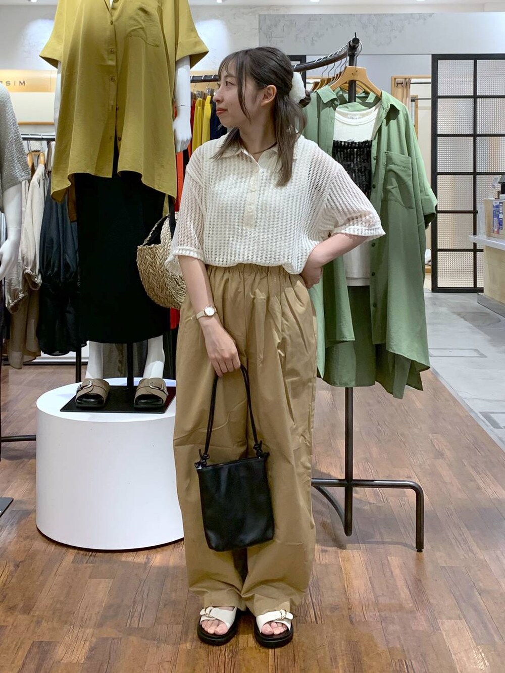 ホワイト系のサンダル、ベージュ系のその他パンツ、ブラック系のショルダーバッグを着用したレディースの夏コーディネートの5枚目の写真