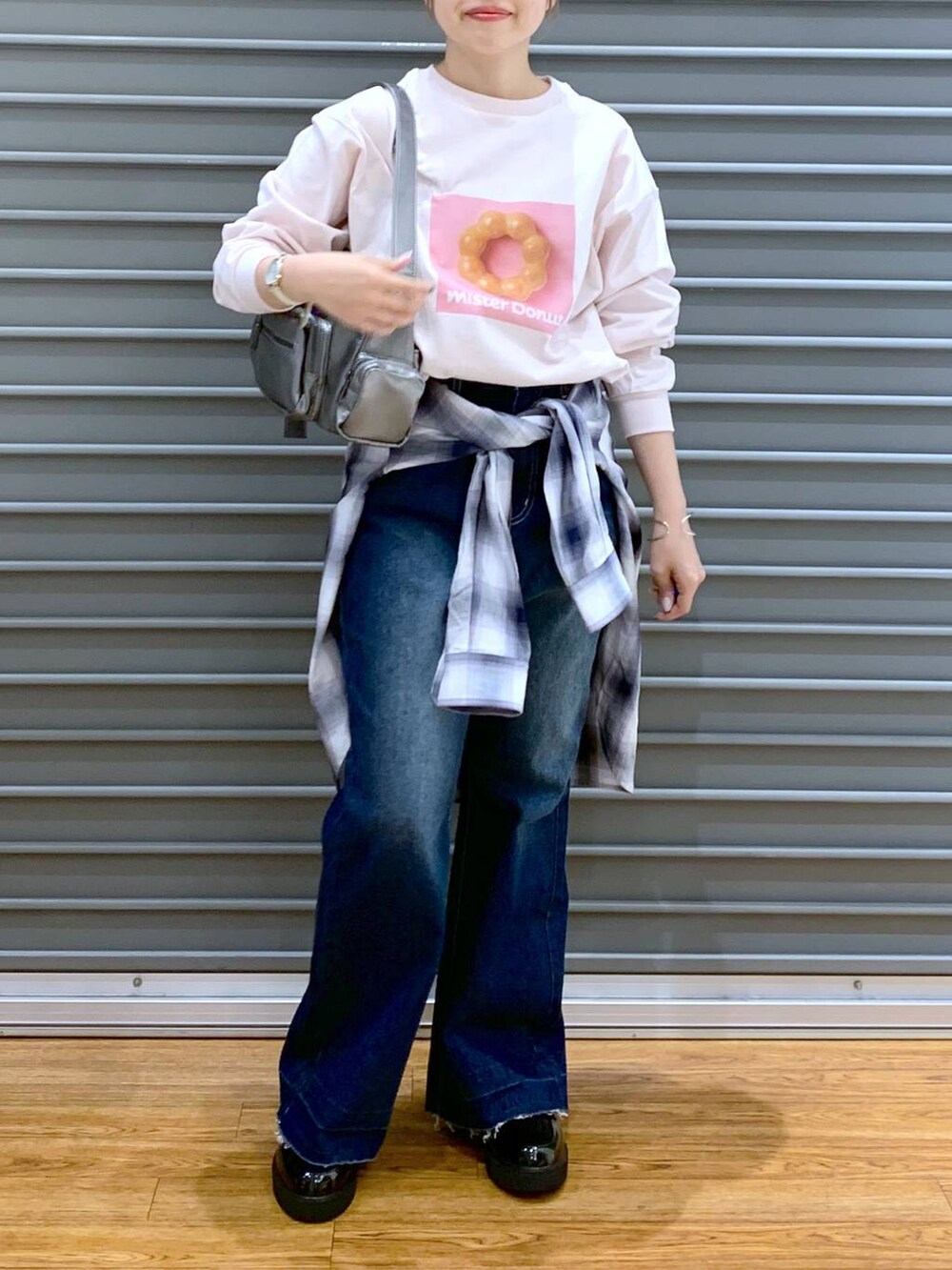 ブルー系のデニムパンツ、ブルー系のシャツ/ブラウス、その他のショルダーバッグを着用したレディースの冬コーディネートの4枚目の写真