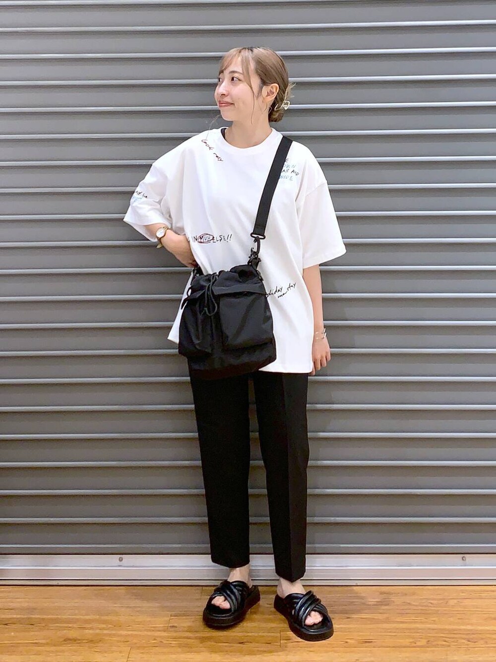 ブラック系のショルダーバッグ、ブラック系のその他パンツ、ブラック系のサンダルを着用したレディースの夏コーディネートの3枚目の写真