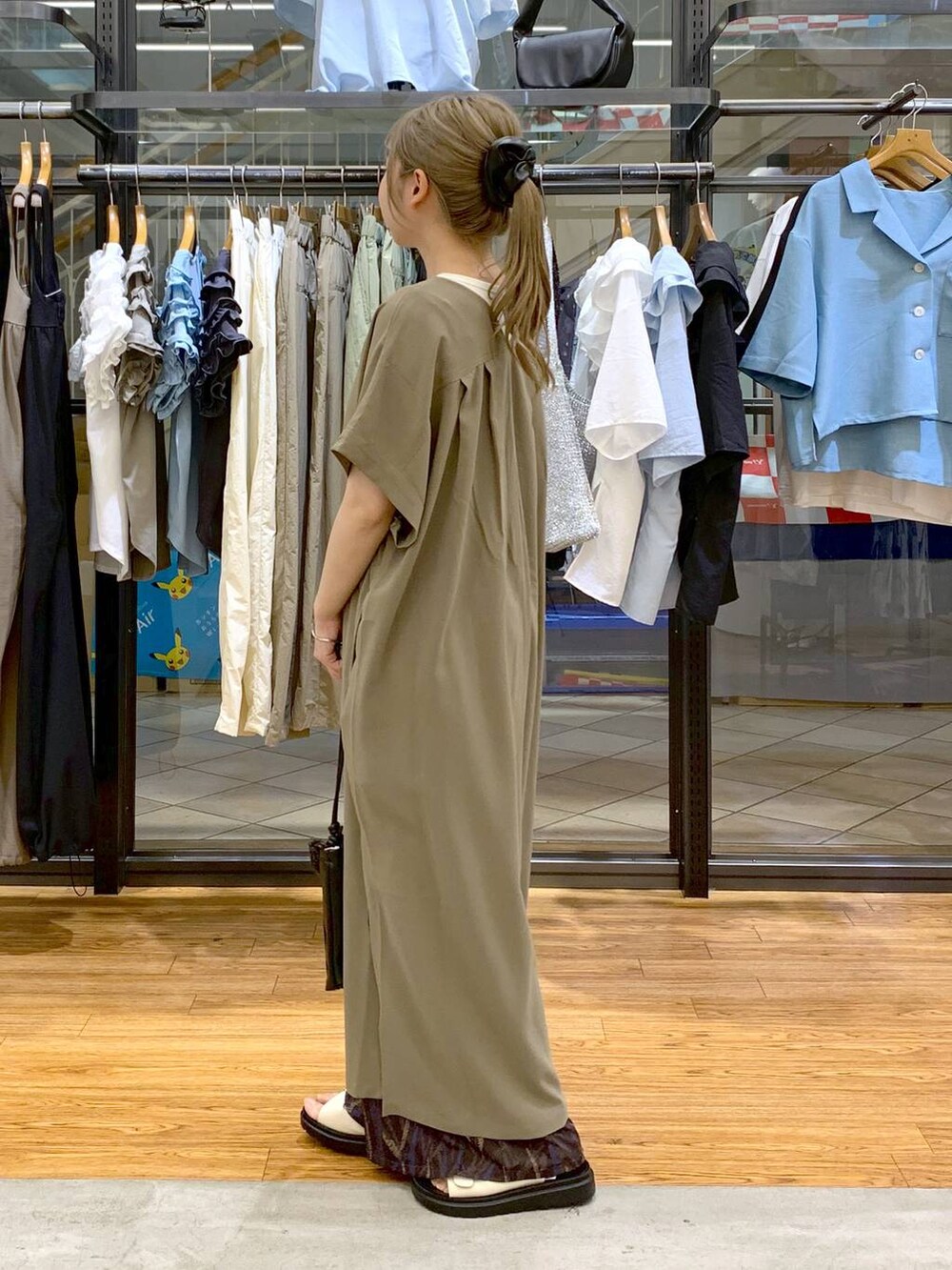 ブラウン系のワンピース、ホワイト系のタンクトップ、ブラウン系のその他パンツを着用したレディースの夏コーディネートの3枚目の写真