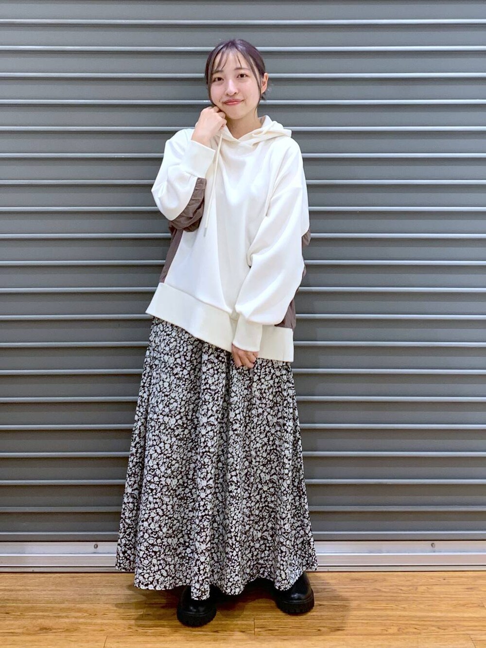 ホワイト系のショルダーバッグ、ブラック系のブーツ、ホワイト系のパーカーを着用したレディースの冬コーディネートの6枚目の写真