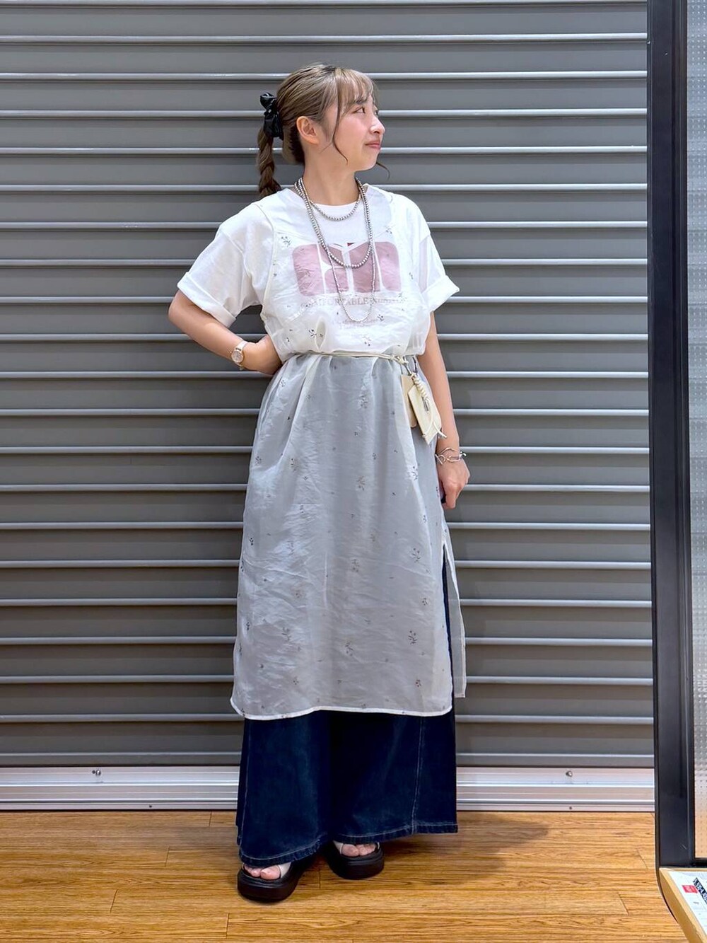 ホワイト系のワンピース、ホワイト系のTシャツ/カットソー、ホワイト系のサンダルを着用したレディースの夏コーディネートの6枚目の写真