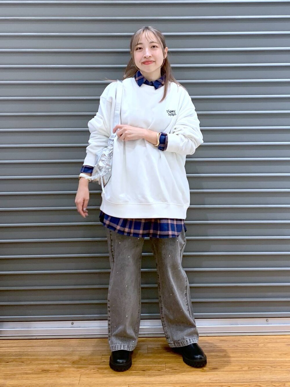 ブラック系のブーツ、グレー系のショルダーバッグ、ホワイト系のスウェットを着用したレディースの冬コーディネートの5枚目の写真