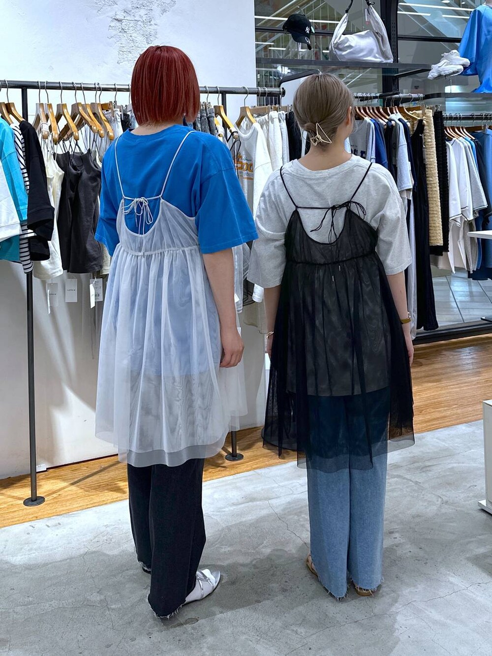 シルバー系のサンダル、ベージュ系のサンダル、グレー系のデニムパンツを着用したレディースの夏コーディネートの2枚目の写真