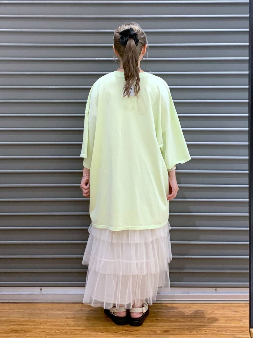 ホワイト系のサンダル、シルバー系のボディバッグ/ウエストポーチ、ホワイト系のスカートを着用したレディースの春コーディネートの2枚目の写真