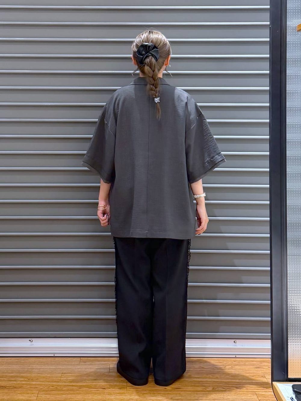 ブラック系のその他パンツ、ブラック系のサンダル、グレー系のテーラードジャケットを着用したレディースの夏コーディネートの2枚目の写真