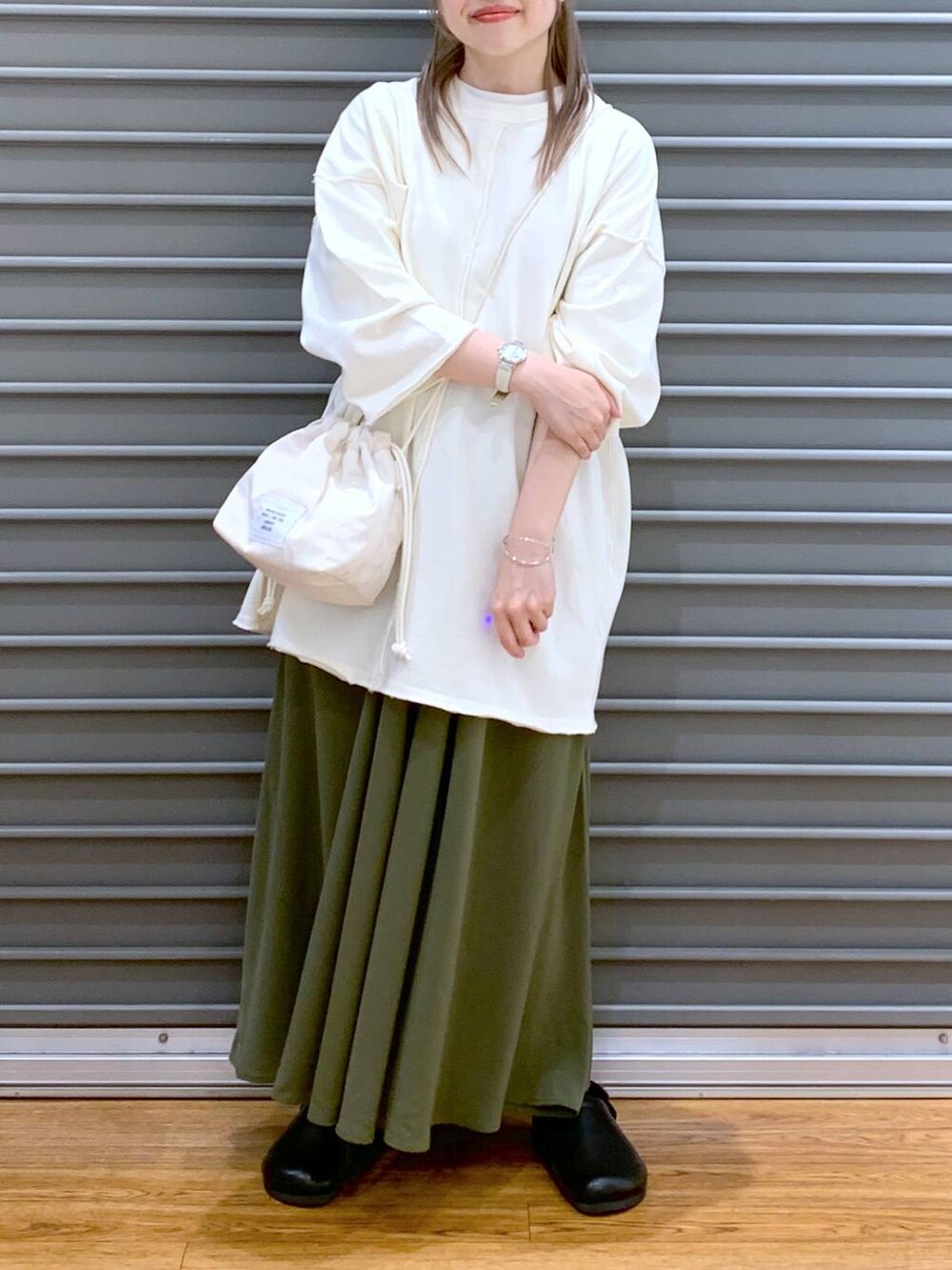 グリーン系のその他パンツ、ホワイト系のショルダーバッグ、ブラック系のサンダルを着用したレディースの春コーディネートの7枚目の写真