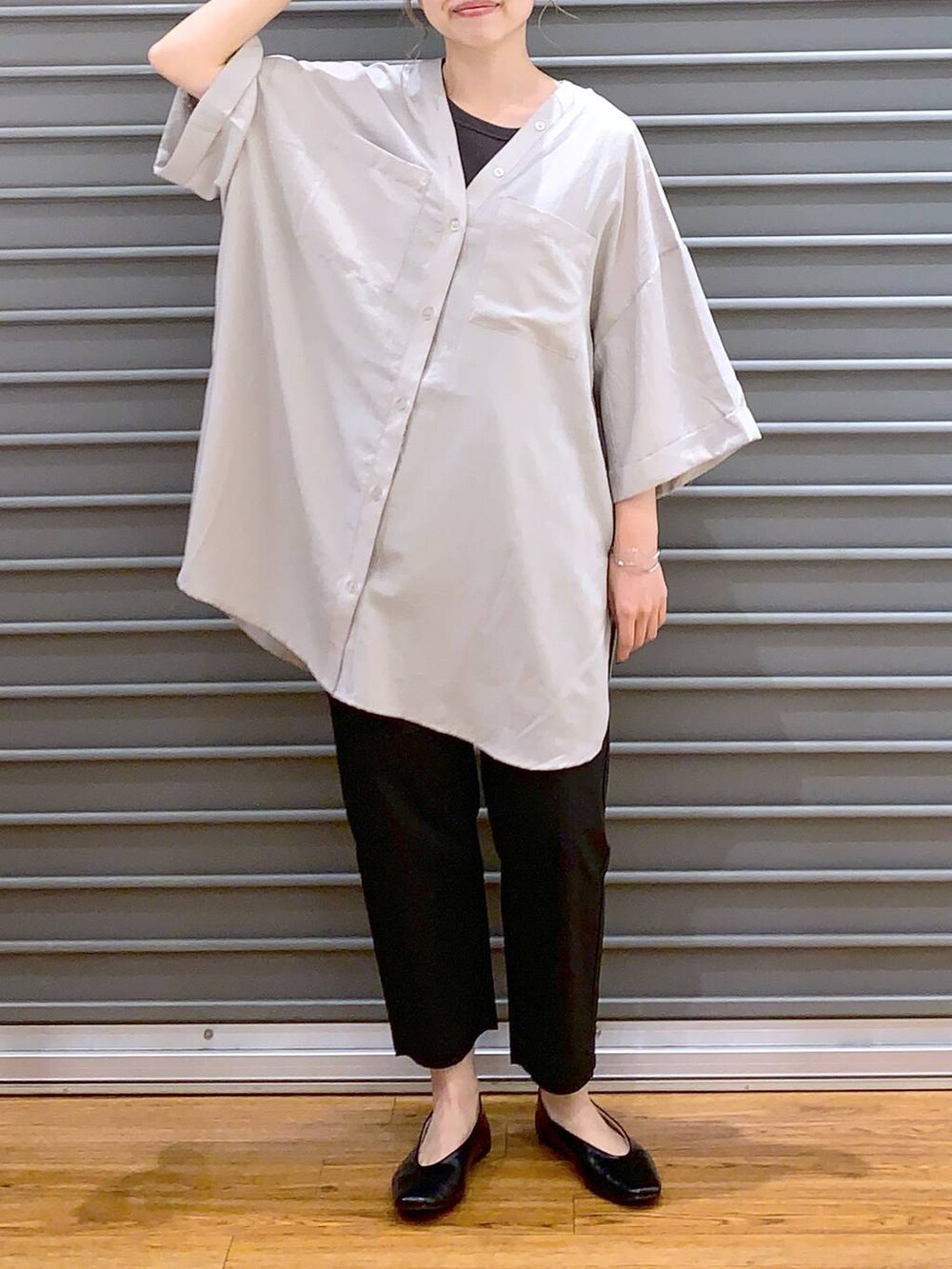 ベージュ系のワンピース、ブラック系のパンプス、ブラック系のその他パンツを着用したレディースの夏コーディネートの3枚目の写真