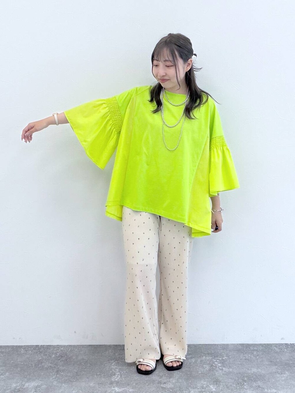 グリーン系のTシャツ/カットソー、ホワイト系のサンダル、シルバー系のネックレスを着用したレディースの夏コーディネートの4枚目の写真