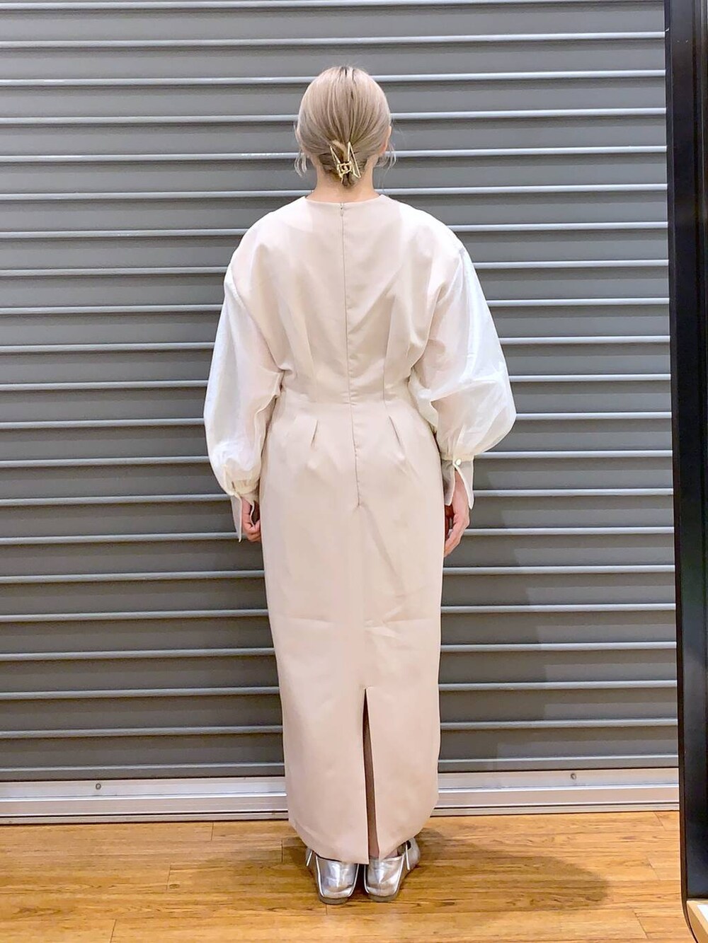 ベージュ系のドレス、シルバー系のパンプスを着用したレディースの夏コーディネートの2枚目の写真