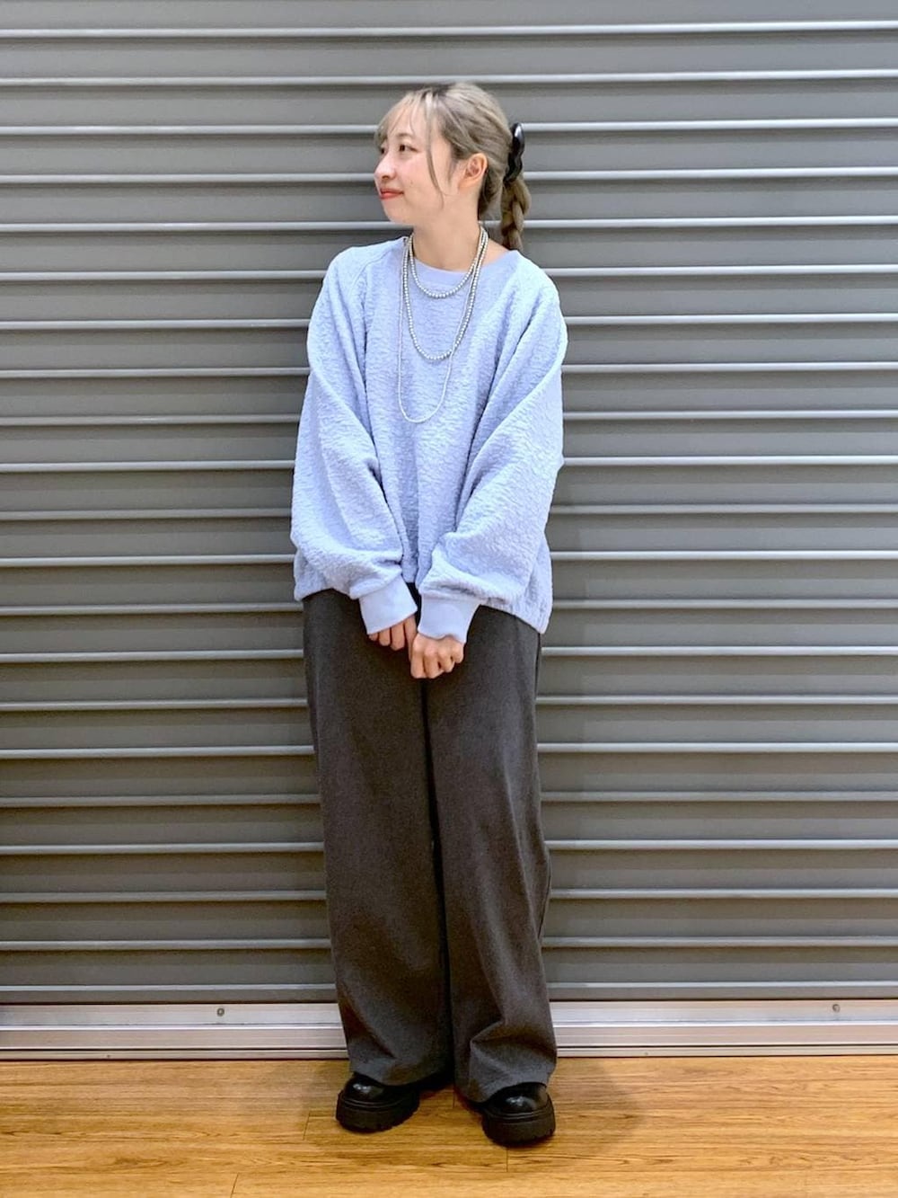 ベージュ系のその他アウター、グレー系のショルダーバッグ、ブラック系のブーツを着用したレディースの冬コーディネートの6枚目の写真