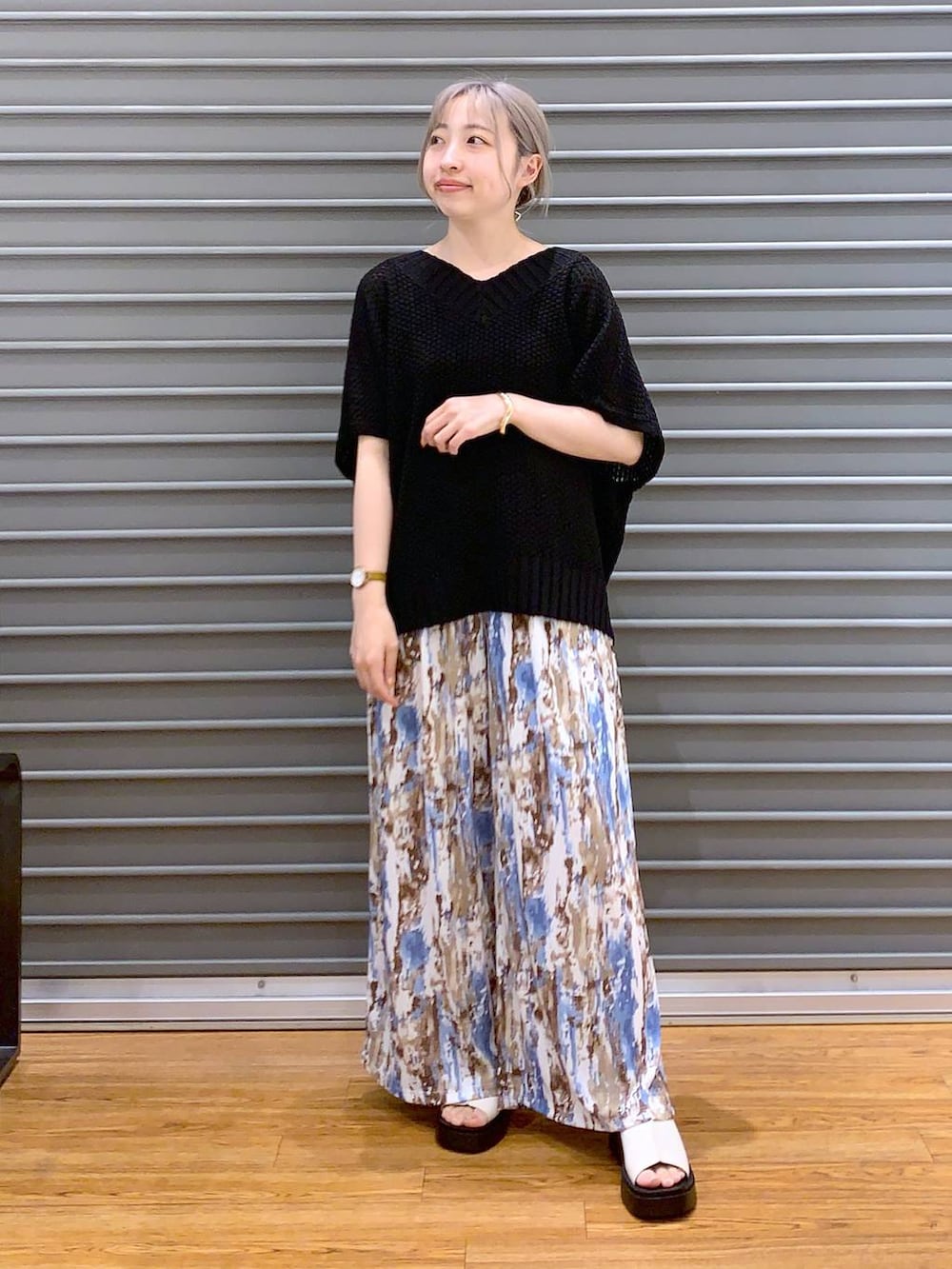 シルバー系のショルダーバッグ、ブルー系のその他パンツ、ホワイト系のサンダルを着用したレディースの春コーディネートの5枚目の写真