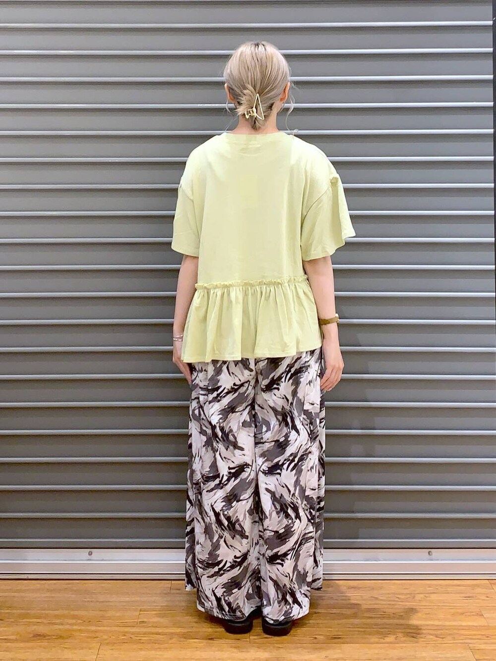 ブラック系のサンダル、ホワイト系のショルダーバッグ、イエロー系のTシャツ/カットソーを着用したレディースの夏コーディネートの2枚目の写真