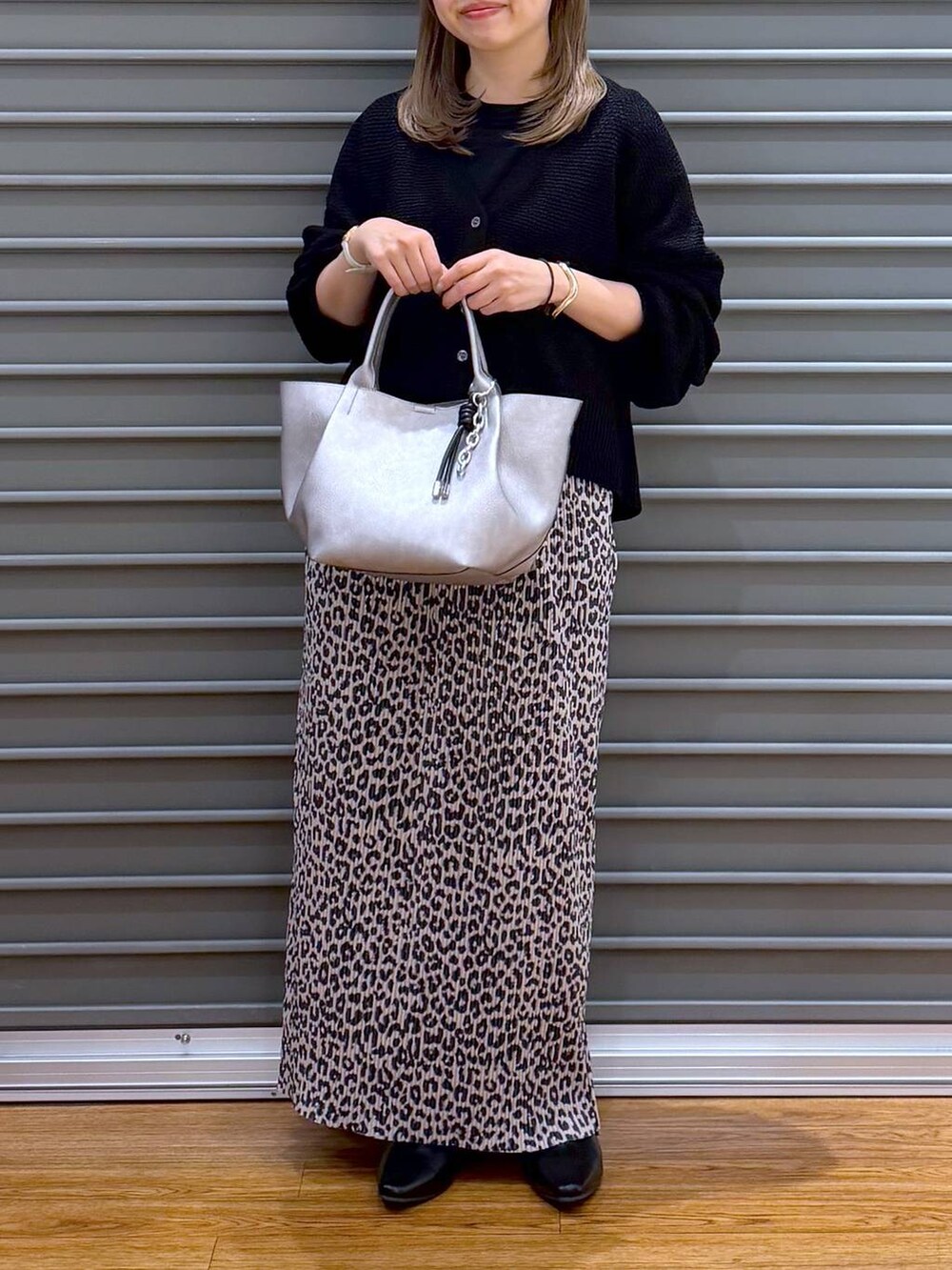 その他のトートバッグ、ブラック系のカーディガン/ボレロ、ブラック系のパンプスを着用したレディースの春コーディネートの5枚目の写真