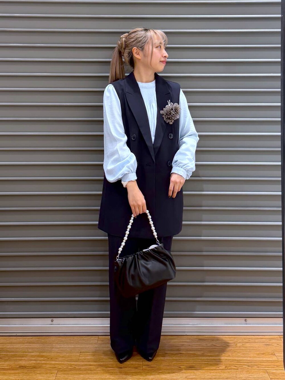 ブルー系のその他パンツ、ブルー系のその他アウター、ブルー系のシャツ/ブラウスを着用したレディースの冬コーディネートの4枚目の写真