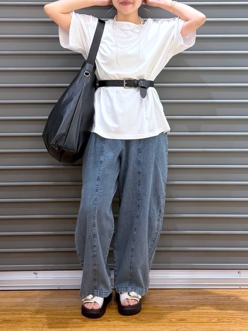 ホワイト系のTシャツ/カットソー、ホワイト系のサンダル、ブラック系のショルダーバッグを着用したレディースの夏コーディネートの3枚目の写真