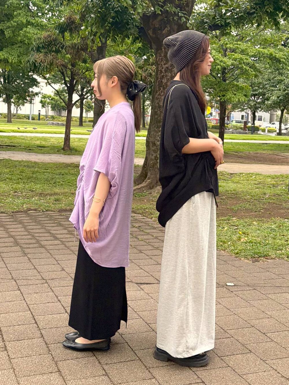 ブラック系のスカート、グレー系のその他パンツ、ブラック系のパンプスを着用したレディースの夏コーディネートの3枚目の写真