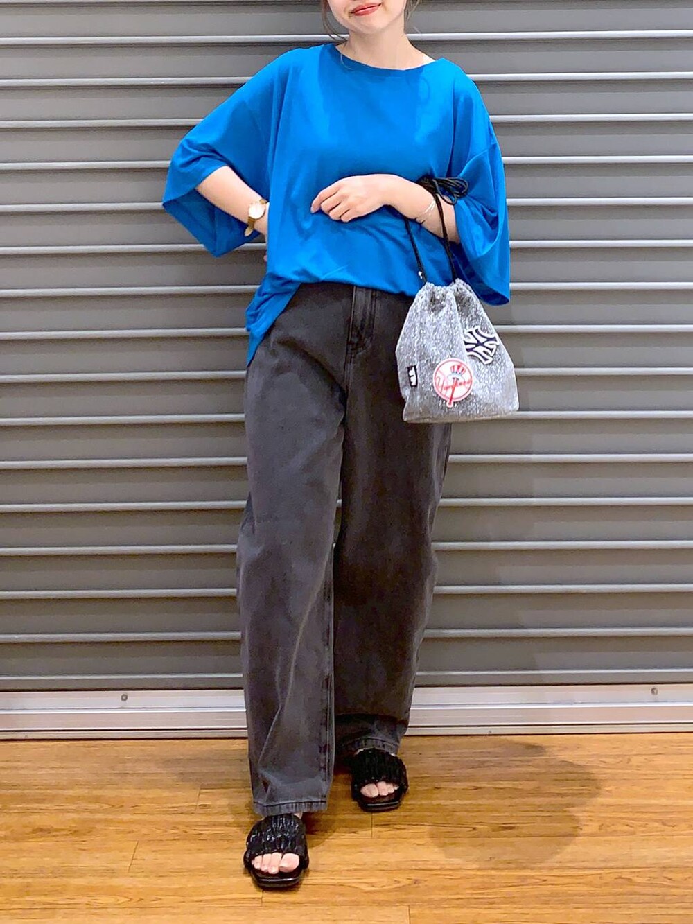 ブルー系のTシャツ/カットソー、グレー系のショルダーバッグ、ブラック系のデニムパンツを着用したレディースの夏コーディネートの4枚目の写真