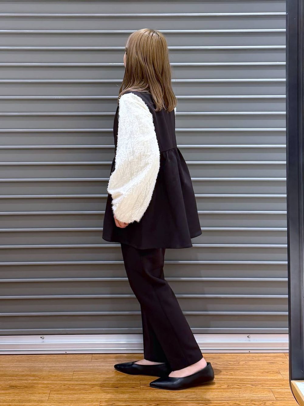 ブラック系のその他パンツ、ブラック系のその他アウター、ベージュ系のシャツ/ブラウスを着用したレディースの冬コーディネートの3枚目の写真