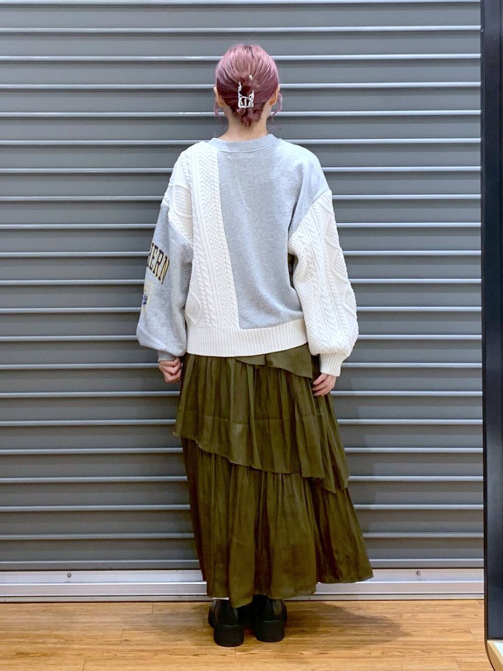 ホワイト系のショルダーバッグ、ブラック系のブーツ、グレー系のニット/セーターを着用したレディースの秋コーディネートの2枚目の写真