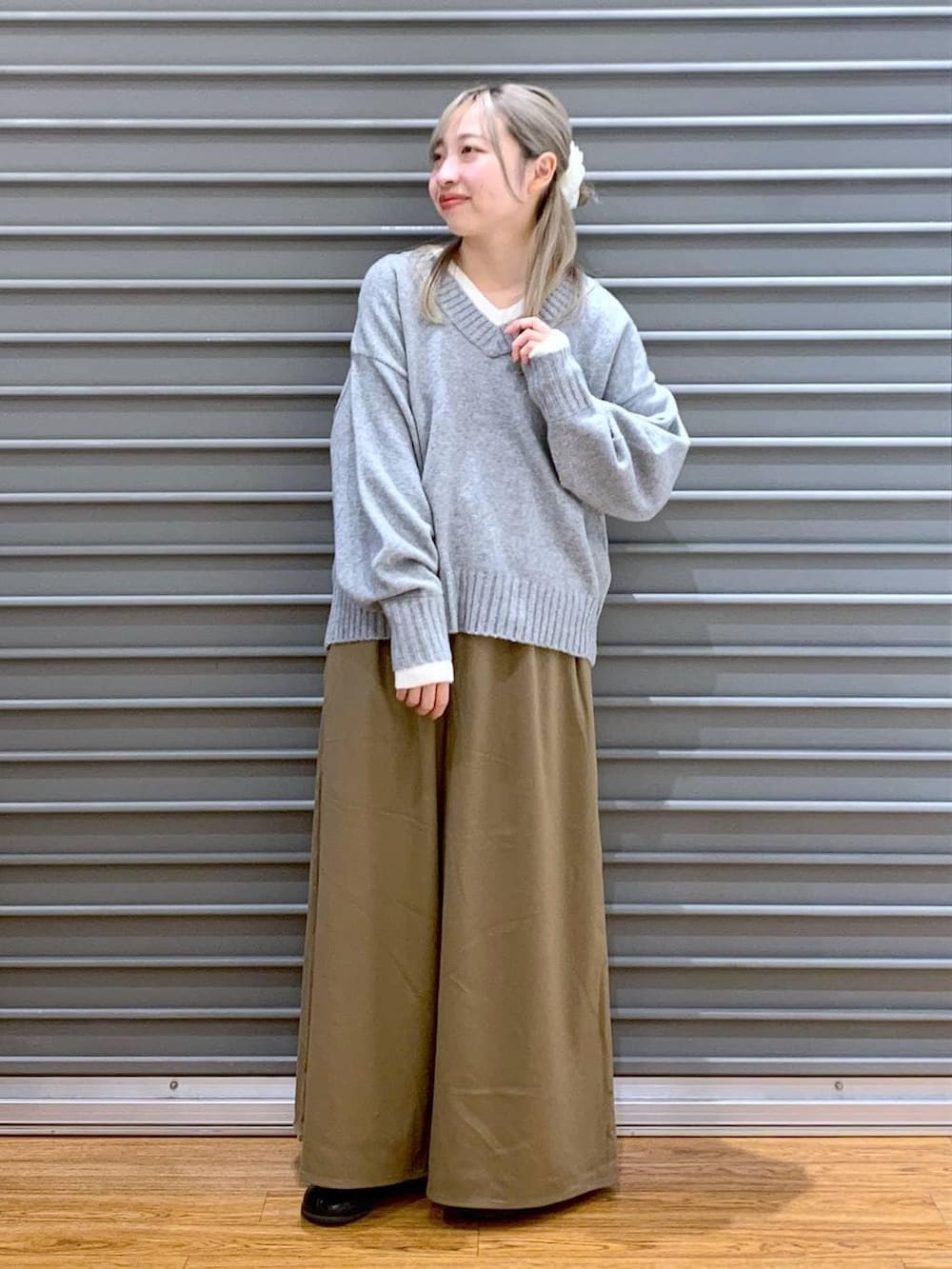 ブラック系のショルダーバッグ、ブラウン系のその他パンツ、グレー系のニット/セーターを着用したレディースの冬コーディネートの6枚目の写真