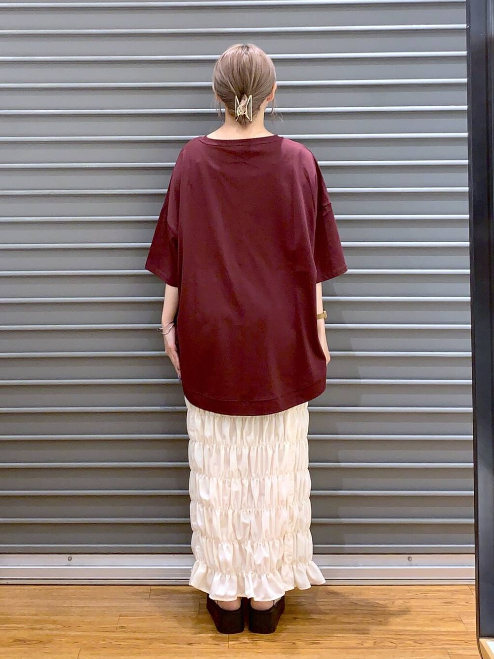 ホワイト系のスカート、その他のショルダーバッグ、ホワイト系のサンダルを着用したレディースの夏コーディネートの2枚目の写真