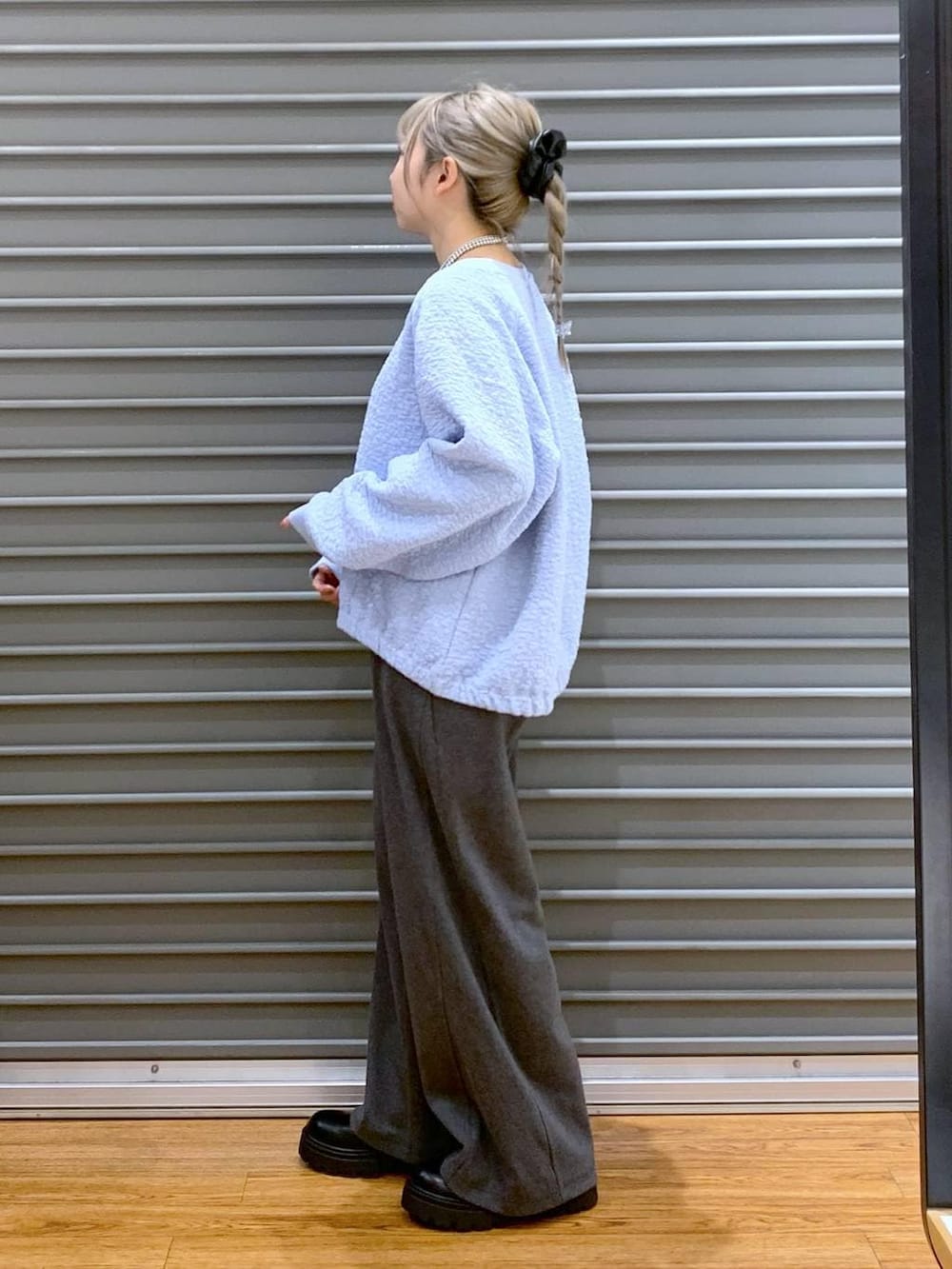 ベージュ系のその他アウター、グレー系のショルダーバッグ、ブラック系のブーツを着用したレディースの冬コーディネートの5枚目の写真